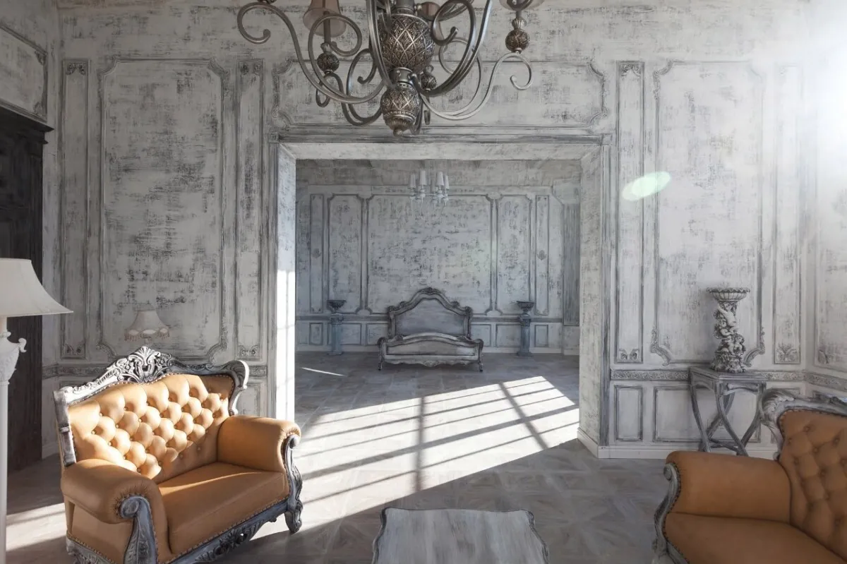 Классический интерьер с винтажной мебелью и люстрой