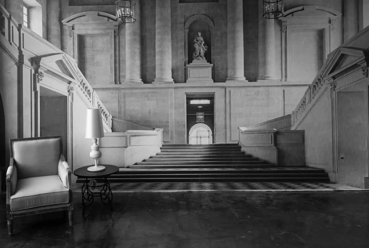 Парадный зал с лестницей