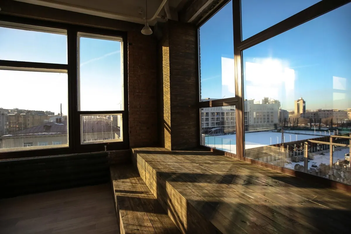 Лофт-студия с панорамными окнами и кирпичными стенами