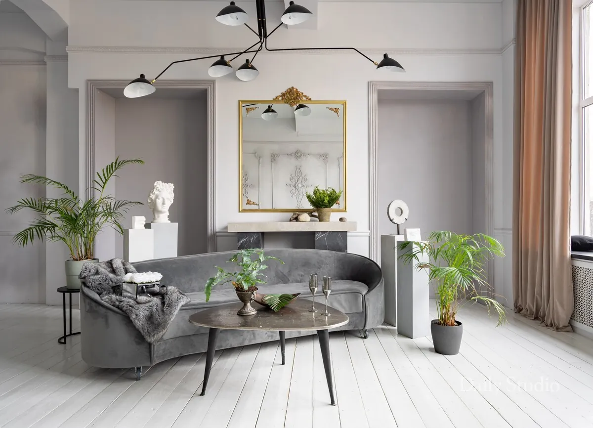 Современная студия с бархатным диваном и растениями