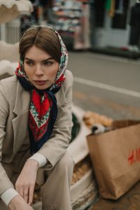 Stil’naja-devushka-v-platke-na-rynke-s-pokupkami Стильная девушка в платке на рынке с покупками