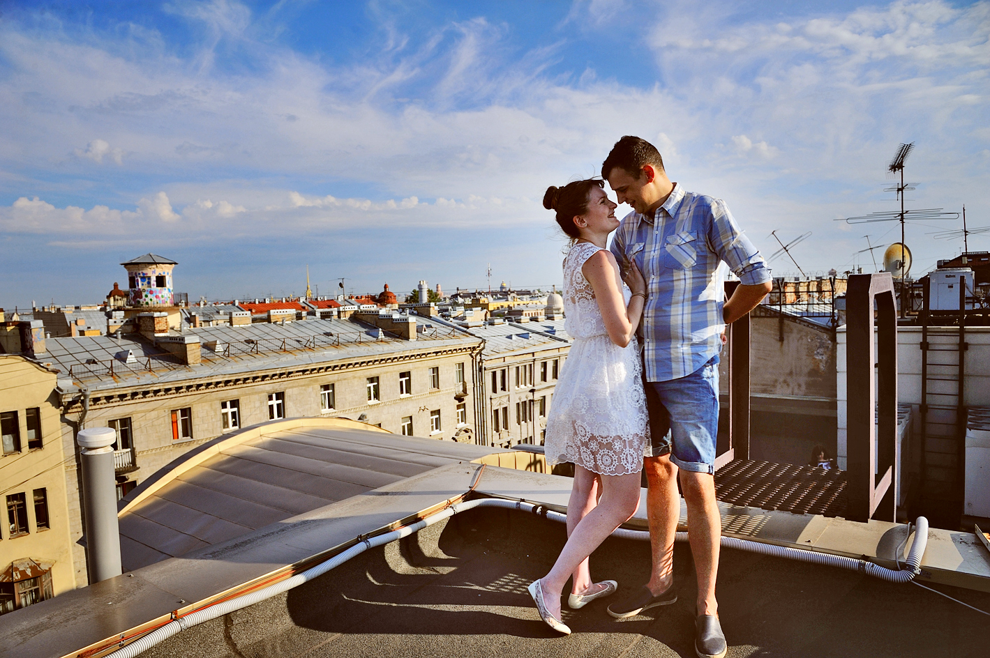 Люди любят в центре. Фотосессия на крыше. Влюбленные на крыше. Парочки в Петербурге. Влюбленные в Питере.