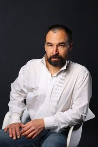 Muzhchina-srednih-let-s-borodoj-v-beloj-rubashke Мужчина средних лет с бородой в белой рубашке