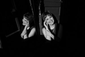 zhenskij-chb-portret-otrazhenie-v-zerkale женский чб портрет отражение в зеркале