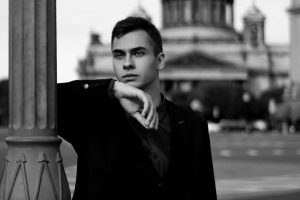 paren’-v-kostjume-na-fone-Isaakievskogo-sobora парень в костюме на фоне Исаакиевского собора