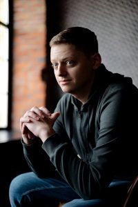muzhskoj-portret-v-fotostudii мужской портрет в фотостудии