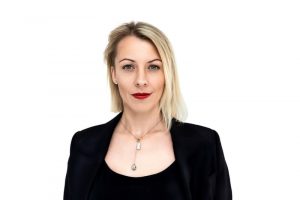 blondinka-s-korotkoj-strizhkoj-krupnyj-plan блондинка с короткой стрижкой крупный план