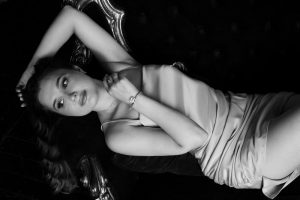 krasivaja-devushka-lezhit-na-divane-v-plat’e красивая девушка лежит на диване в платье