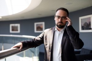 muzhchina-v-kostjume-i-ochkah-biznes-portret мужчина в костюме и очках бизнес портрет