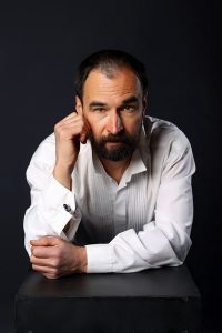 muzhchina-v-beloj-rubashke-studijnyj-portret мужчина в белой рубашке студийный портрет