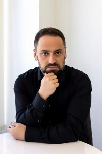 muzhchina-s-borodoj-v-chernoj-rubashke-portret мужчина с бородой в черной рубашке портрет