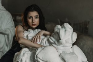 krasivaja-devushka-s-gipsovymi-skul’pturami красивая девушка с гипсовыми скульптурами