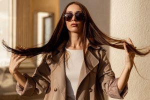 devushka-v-trenche-s-dlinnymi-temnymi-volosami-v-ochkah девушка в тренче с длинными темными волосами в очках