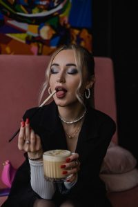 krasivaja-blondinka-p’et-kofe-v-kafe красивая блондинка пьет кофе в кафе