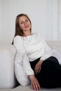 zhenshhina-v-beloj-bluzke-sidit-na-divane женщина в белой блузке сидит на диване