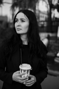 devushka-so-stakanchikom-kofe-na-progulke девушка со стаканчиком кофе на прогулке