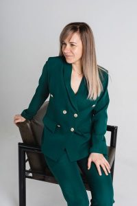 zhenshhina-v-brjuchnom-zelenom-kostjume-fotosessija женщина в брючном зеленом костюме фотосессия