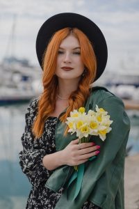 v-shljape-ryzhaja-devushka-s-cvetami в шляпе рыжая девушка с цветами