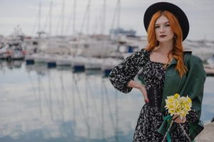 ryzhaja-devushka-v-plat’e-na-fone-morja рыжая девушка в платье на фоне моря