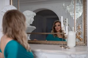 krasivaja-zhenshhina-s-ukladkoj-otrazhaetsja-v-zerkale красивая женщина с укладкой отражается в зеркале