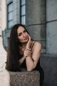 krasivaja-zhenshhina-s-dlinnymi-temnymi-volosami красивая женщина с длинными темными волосами