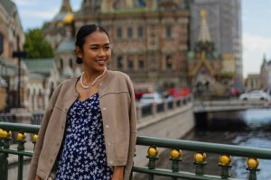 smuglaja-devushka-stoit-na-fone-hrama-spas-na-krovi смуглая девушка стоит на фоне храма спас на крови