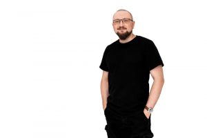Brutal’nyj-lysyj-muzhchina-v-ochkah-i-chernoj-odezhde Брутальный лысый мужчина в очках и черной одежде