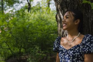 devushka-v-parke-v-sinem-plat’e девушка в парке в синем платье