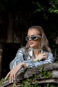 devushka-s-serebristom-plashhe-i-temnyh-ochkah девушка с серебристом плаще и темных очках