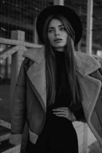 devushka-v-shljape-i-dublenke-krasivo-poziruet девушка в шляпе и дубленке красиво позирует