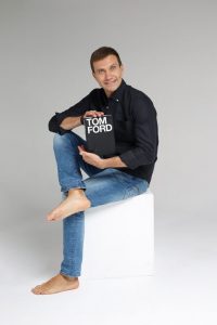 muzhchina-v-chernoj-rubashke-s-knigoj-Tom-Ford мужчина в черной рубашке с книгой Том Форд